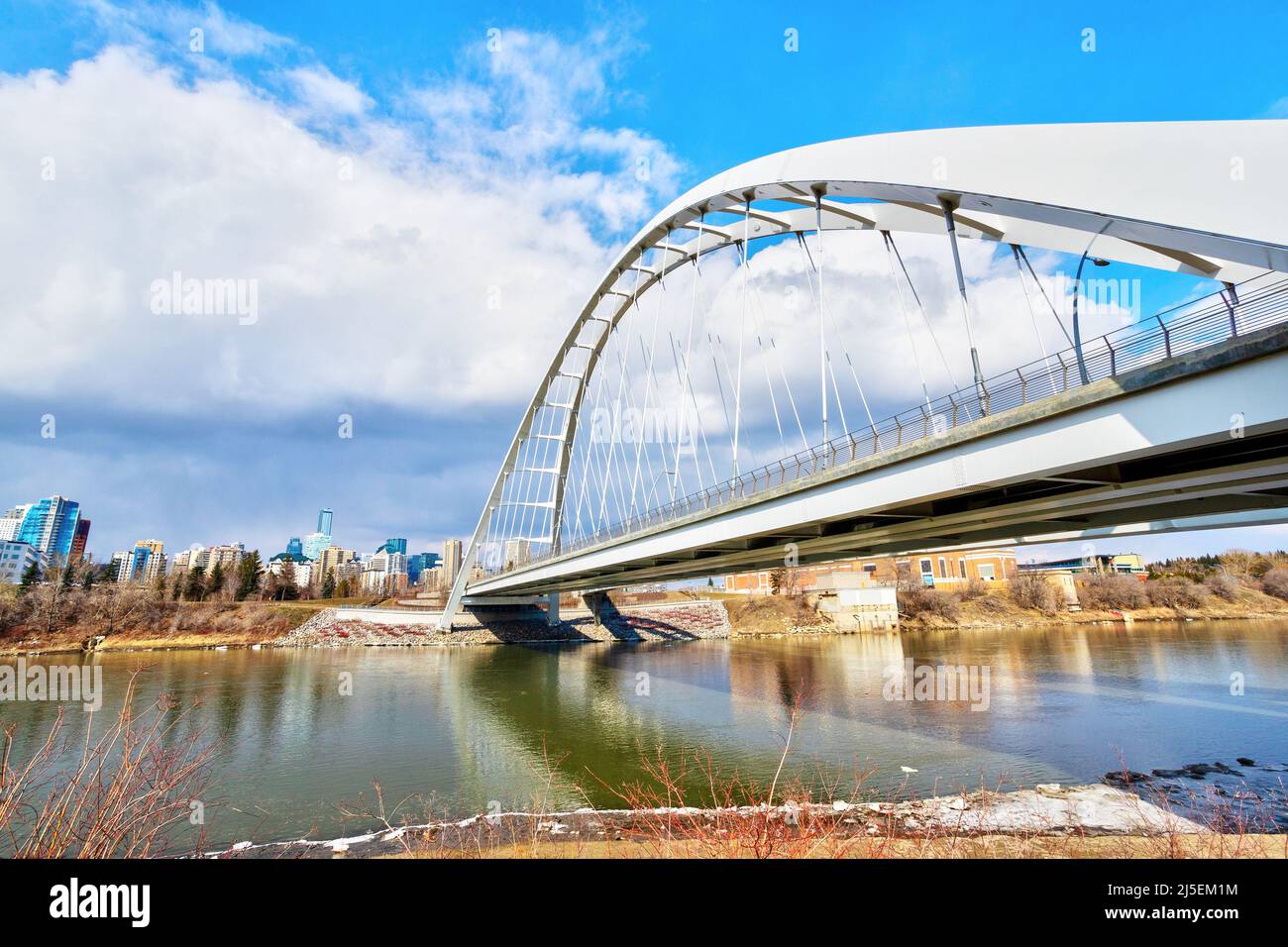 El icónico puente Walterdale, cruzando el río Saskatchewan, conduce al centro de Edmonton, Alberta, Canadá. Foto de stock