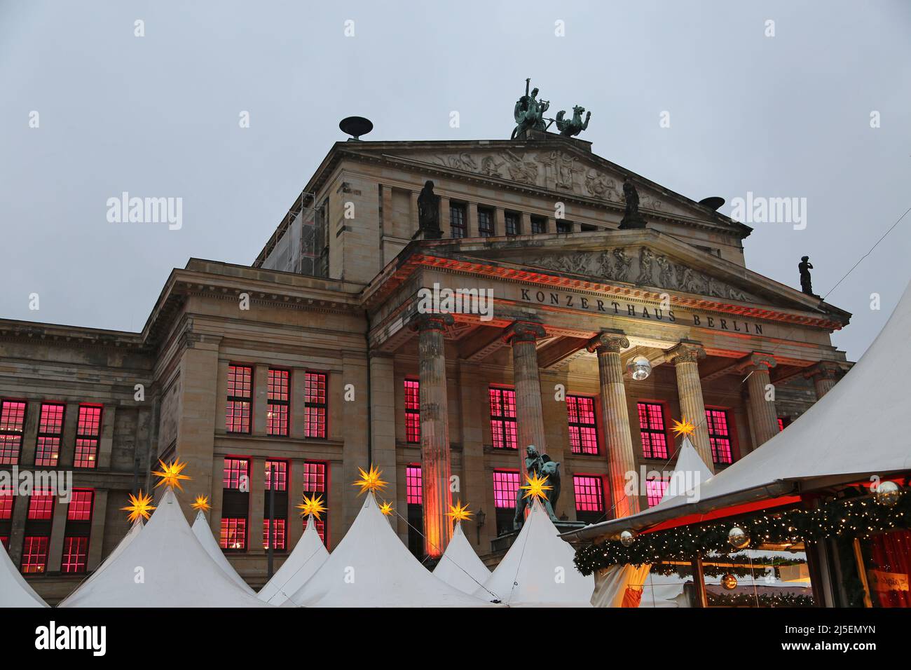 Konzerthaus y estrellas del mercado de Navidad - Berlín, Alemania Foto de stock