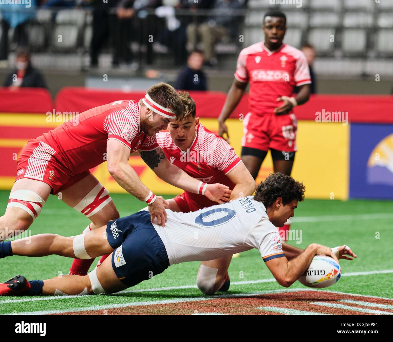 Vancouver, Canadá. 17th de abril de 2022. El jugador español de rugby de siete Manu Moreno #10 marca un intento contra Gales durante la Serie Mundial de Rugby Sevens 20 de HSBC Foto de stock