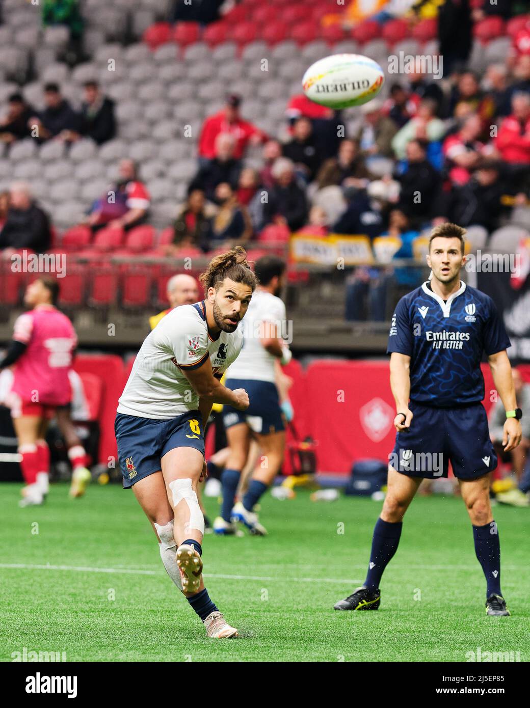 Vancouver, Canadá. 17th de abril de 2022. El jugador de rugby español Juan Martínez #8 patea el balón para una conversión después de un intento contra Gales durante el TH Foto de stock