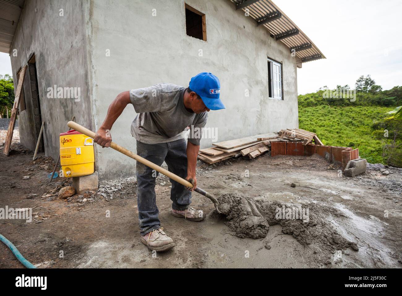 Un albañil está mezclando cemento, arena y agua para hacer una buena mezcla  de concreto en Las Minas de Tulu, provincia de Cocle, República de Panamá,  Centroamérica Fotografía de stock - Alamy