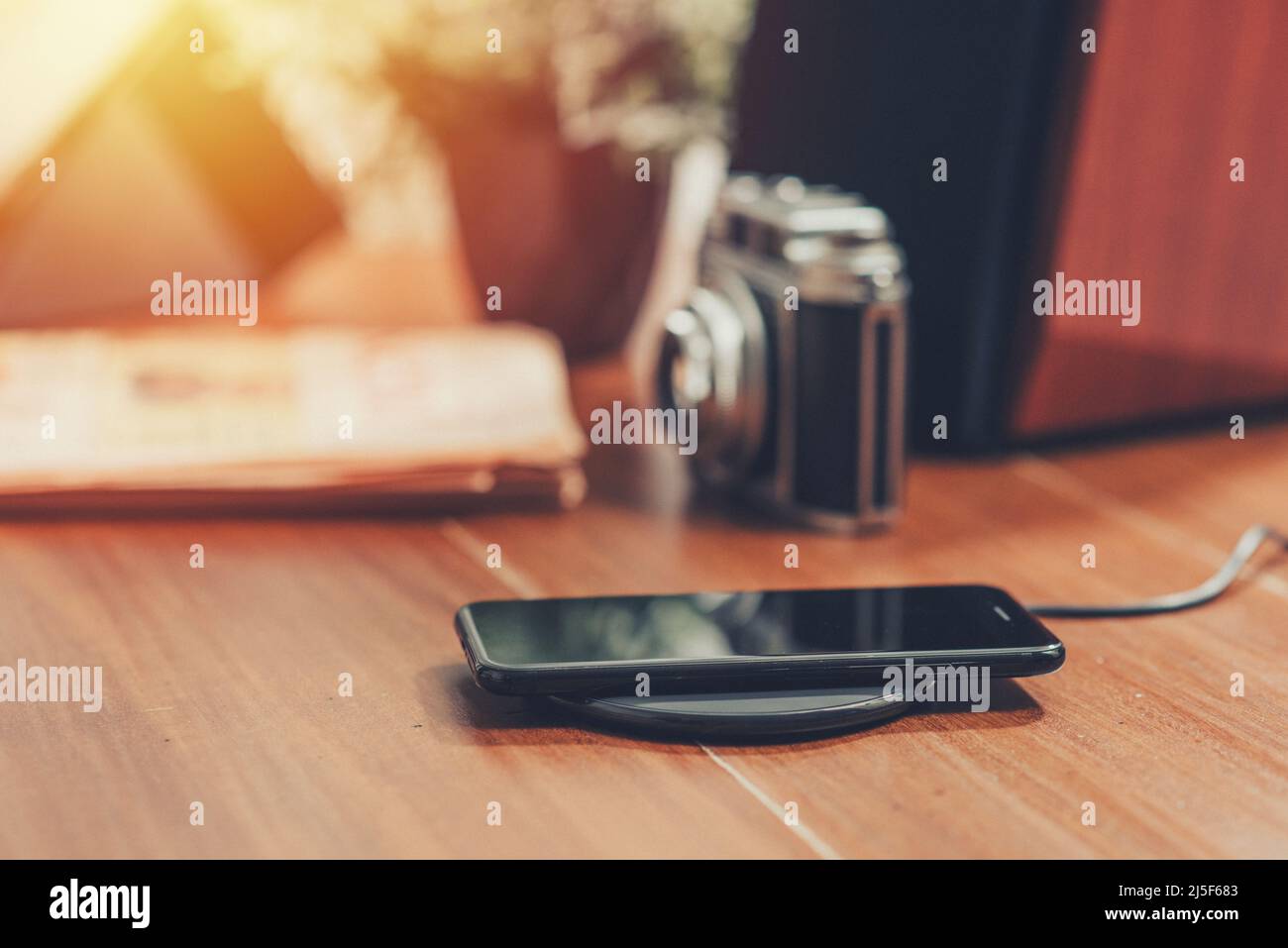 un teléfono inalámbrico de plástico negro que se carga en su cuna dentro de  una casa clásica amueblada con antigüedades y crochet blanco. Tecnología  anticuada Fotografía de stock - Alamy