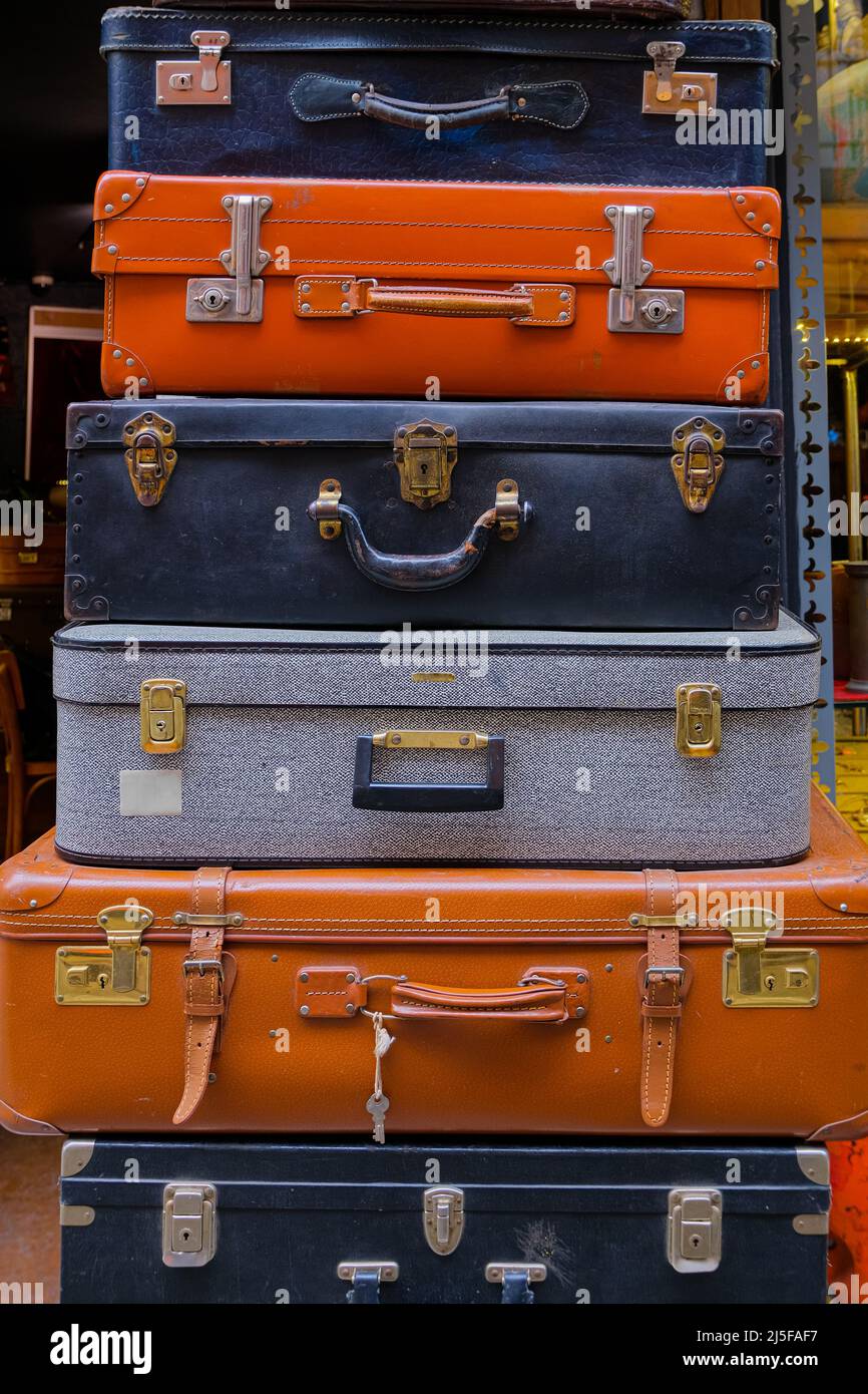 fila de vieja maleta vintage sobre un fondo de madera Fotografía de stock -  Alamy