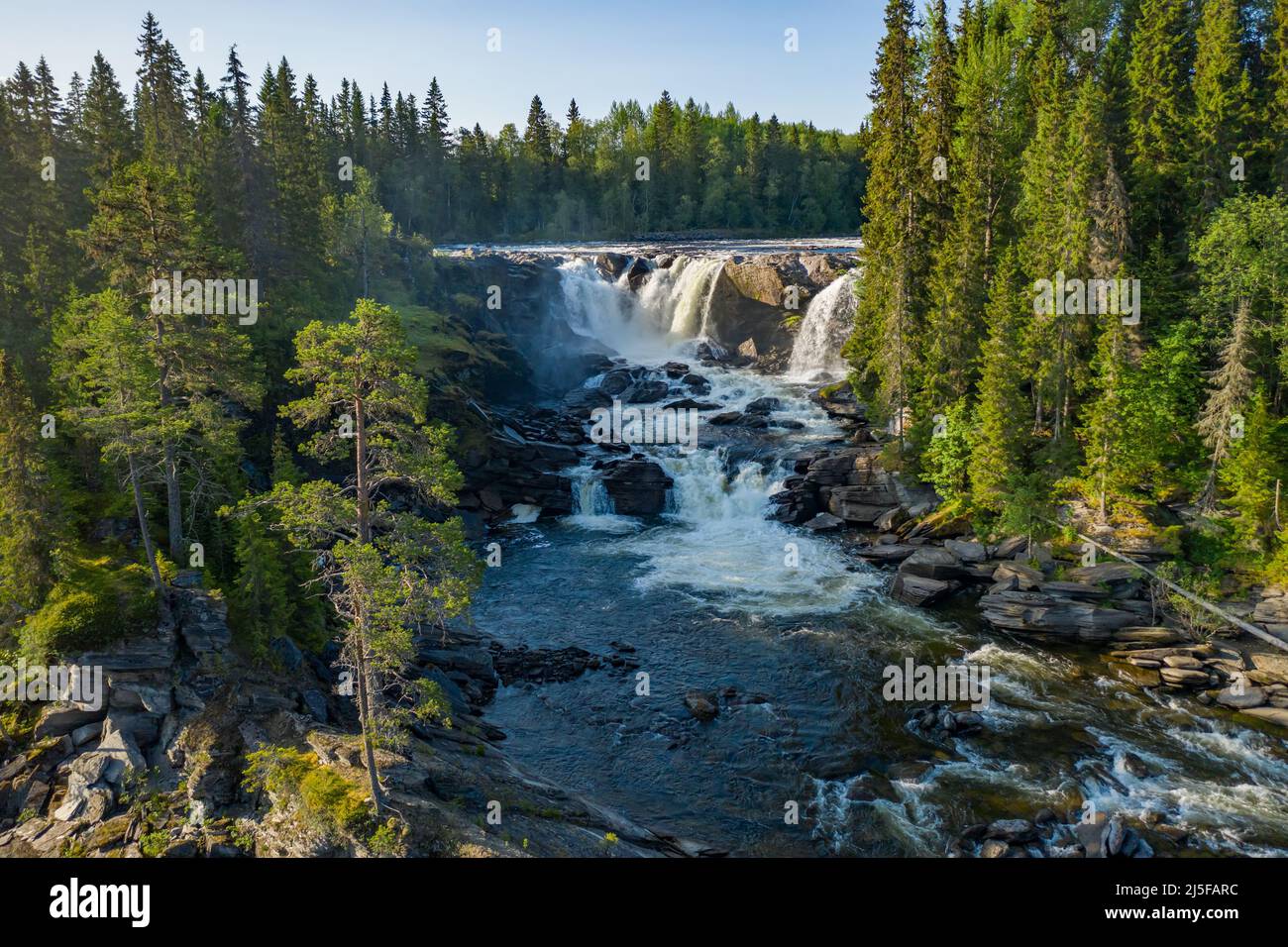 Ristafallet cascada en la parte occidental de Jamtland aparece como una de las más hermosas cascadas en Suecia. Foto de stock