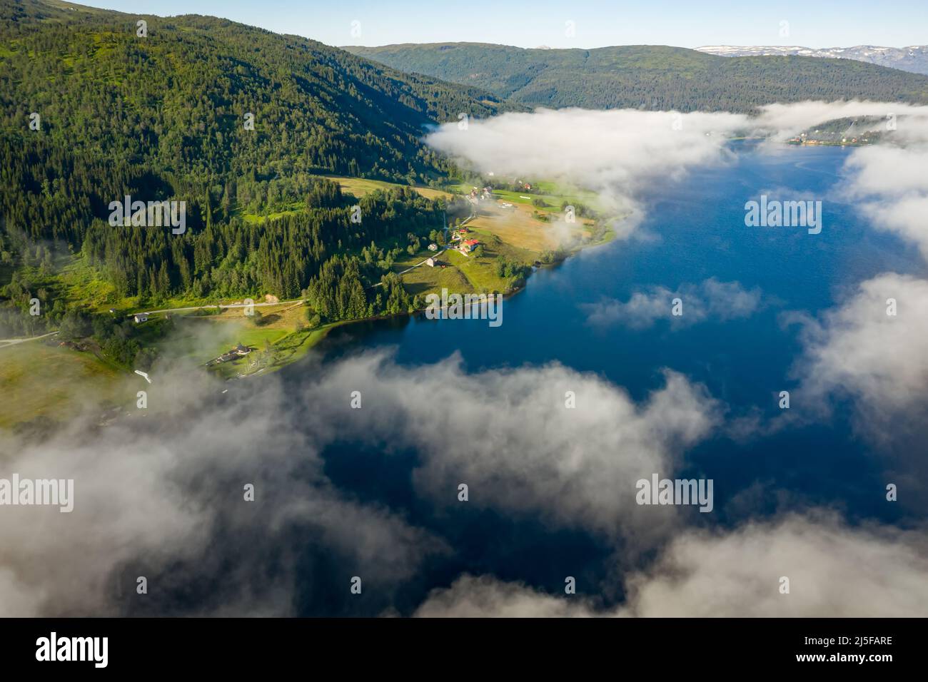 Antena hermosa naturaleza noruega sobre las nubes. Foto de stock