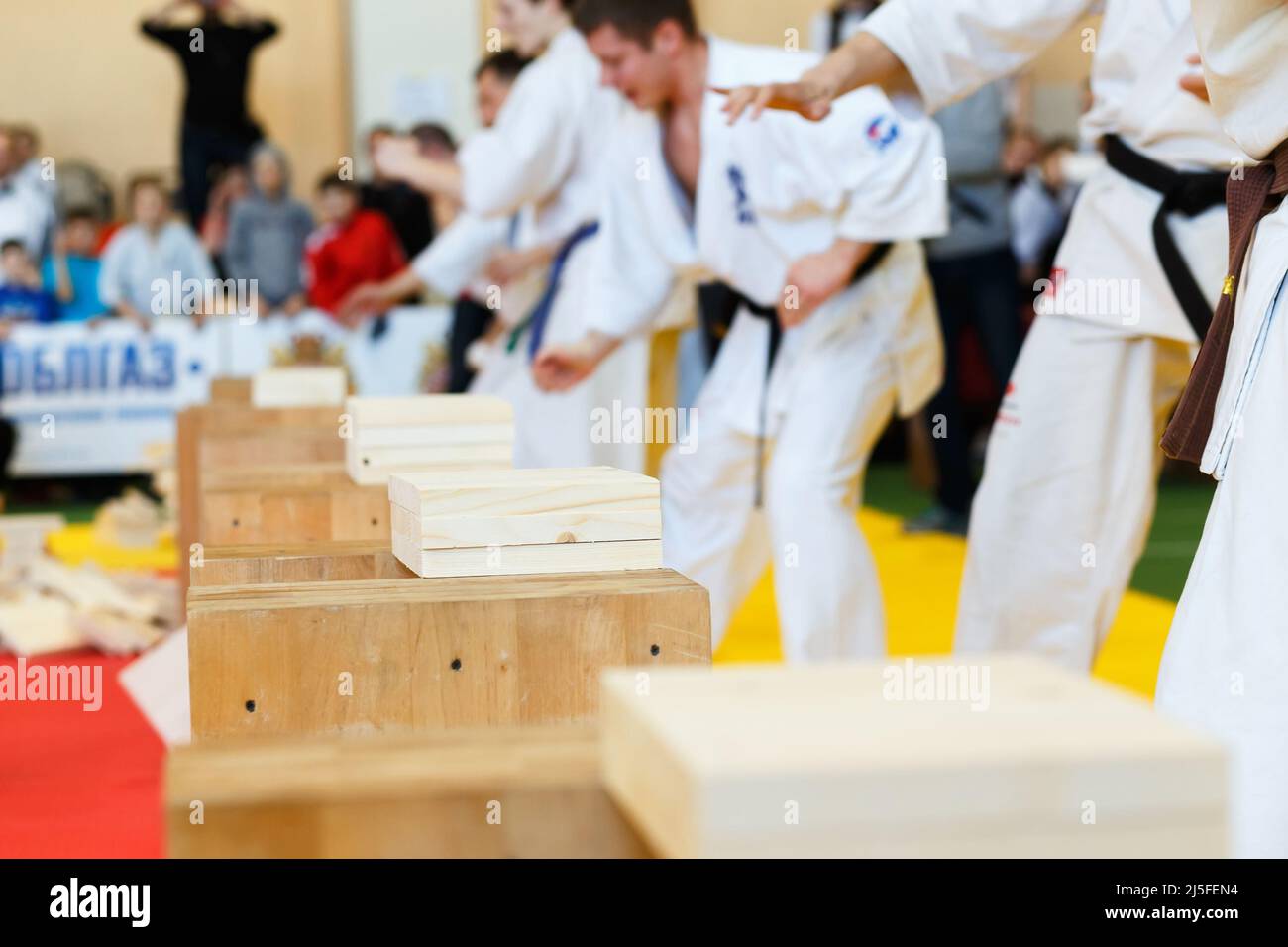 Los artistas marciales rompen las tablas de madera a mano Foto de stock