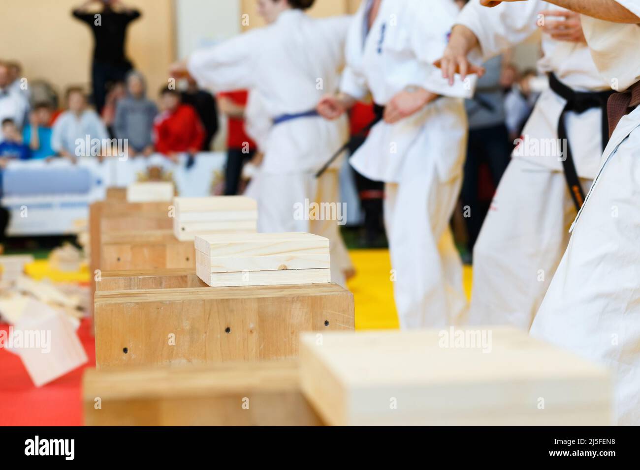 Los artistas marciales rompen las tablas de madera a mano Foto de stock
