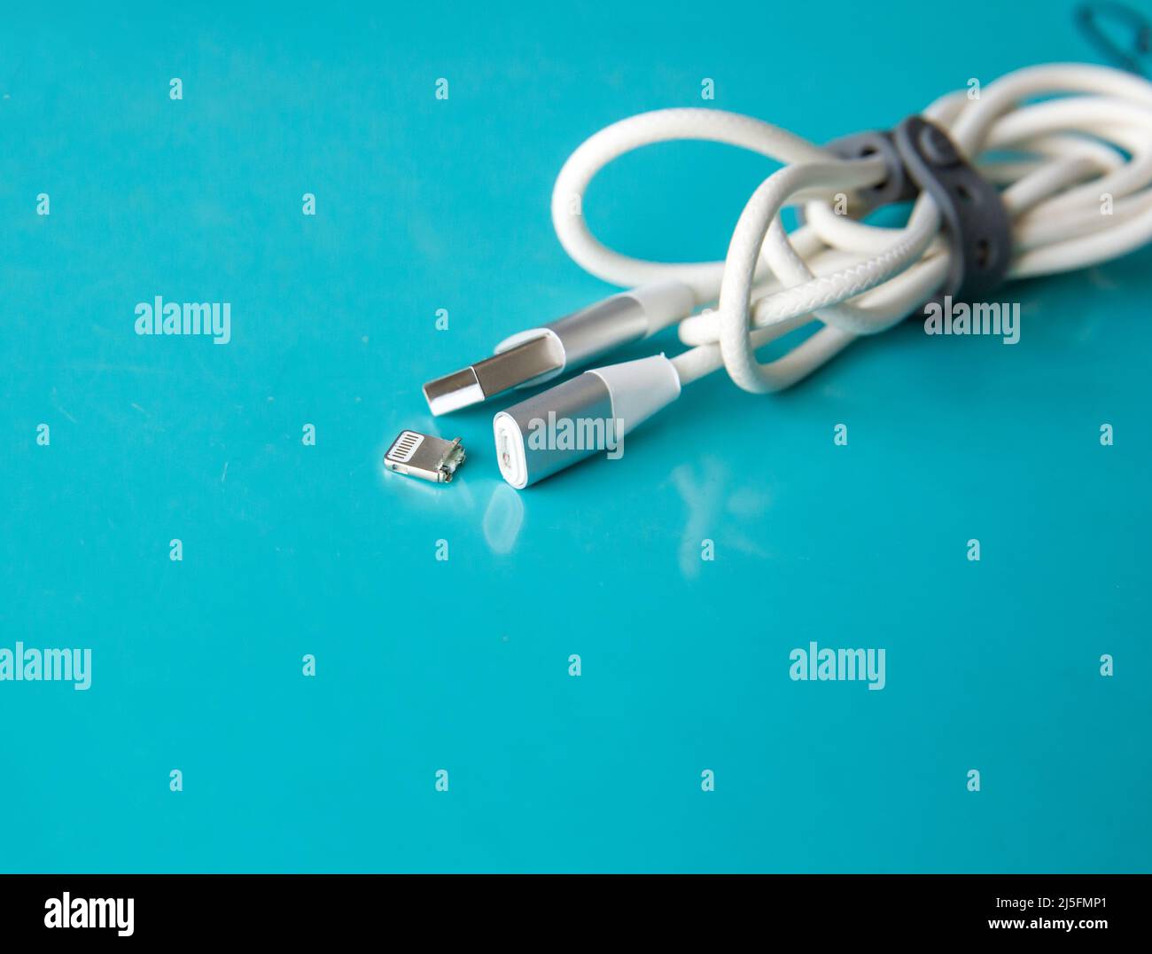 El cable del cargador del iPhone está roto sobre fondo azul Fotografía de  stock - Alamy