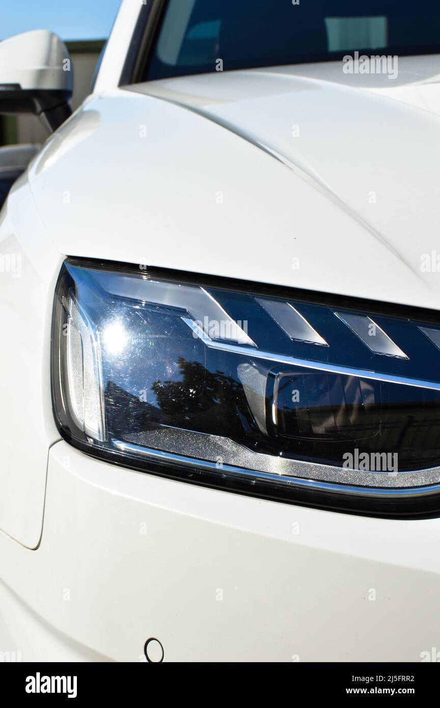 Detalle de la lámpara de los faros del coche, moderno blanco una lámpara  delantera del coche de lujo Fotografía de stock - Alamy