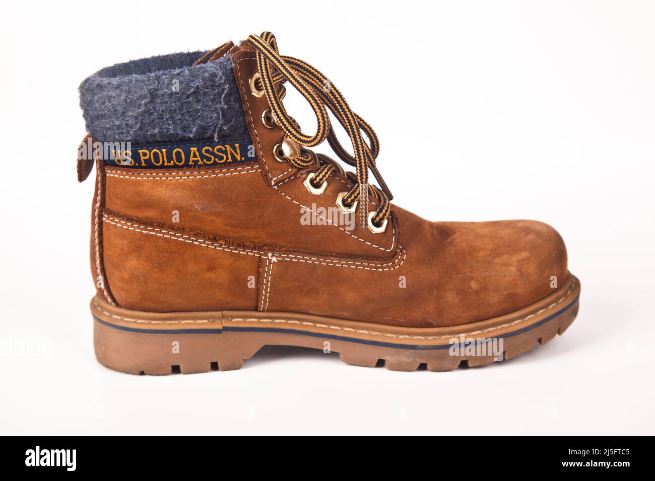 U. S. Polo Asn. zapatos de senderismo marrón y un fondo blanco, botas de  senderismo resistentes, botas de senderismo fuertes Fotografía de stock -  Alamy