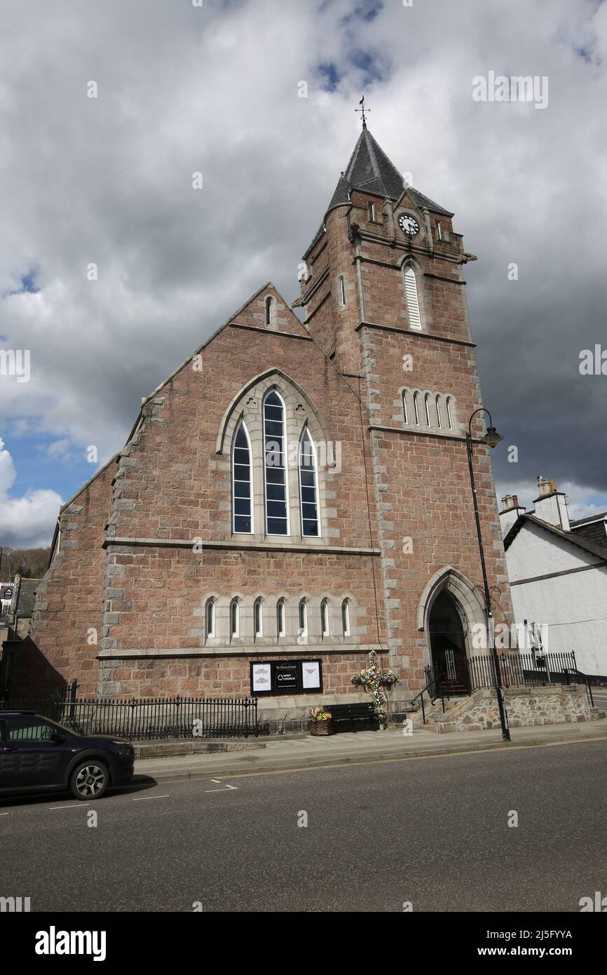 High Street, Banchory, Aberdeenshire, Escocia, Reino Unido. Iglesia de Escocia  Iglesia del Oeste Fotografía de stock - Alamy