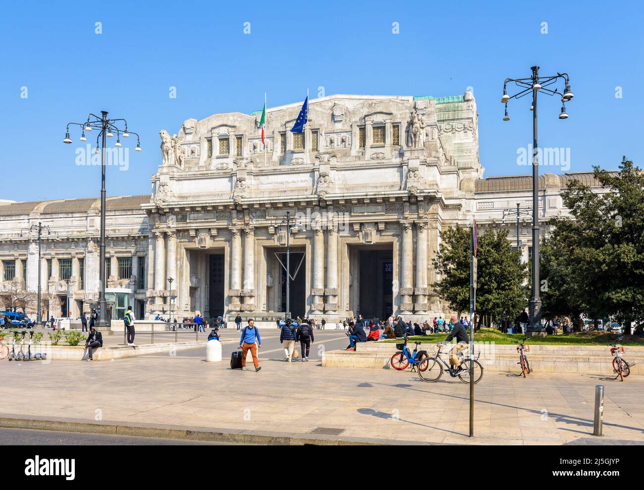 Vista general del pórtico monumental de la entrada de la estación de tren Milano Centrale en Milán, Italia. Foto de stock