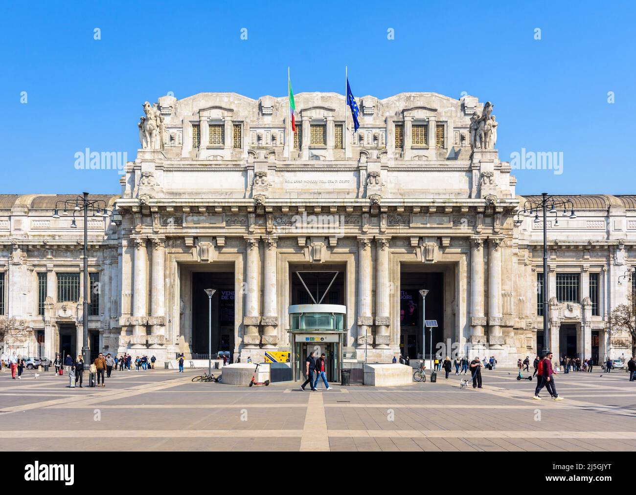 Vista frontal del monumental pórtico de entrada de la estación de tren Milano Centrale en Milán, Italia. Foto de stock