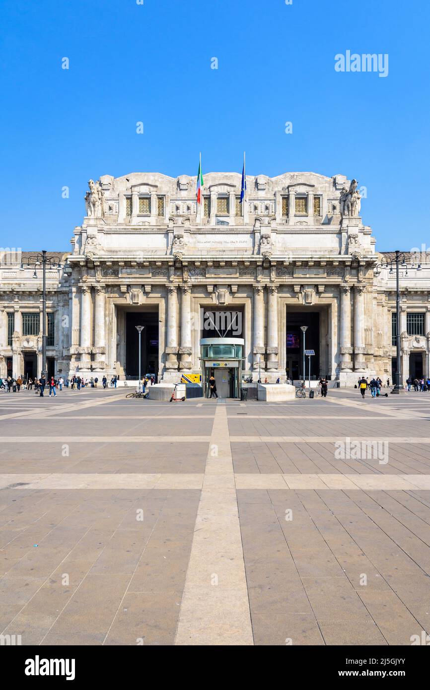 Vista frontal del monumental pórtico de entrada de la estación de tren Milano Centrale en Milán, Italia. Foto de stock