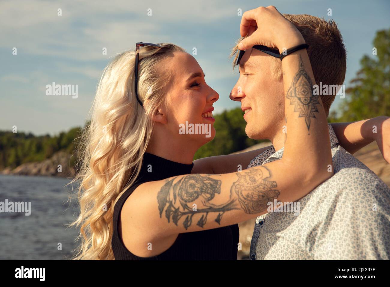 Joven y juguetona Mujer rubia Mirando a su novio Foto de stock