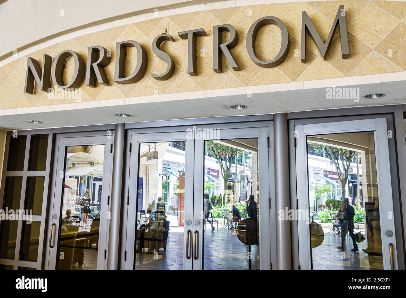 Miami Florida Coral Gables Shops en Merrick Park exclusivo centro comercial al aire libre Nordstrom Department Store ancla fuera de la entrada exterior Foto de stock