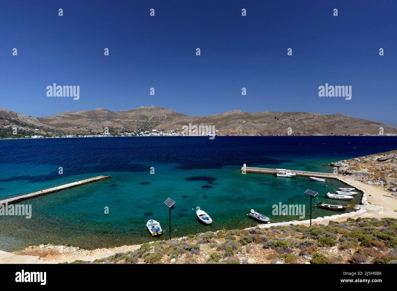 Puerto de Aghios Sephanos y Livadia, Tilos, Islas Dodecanesas, sur del Egeo, Grecia. Foto de stock