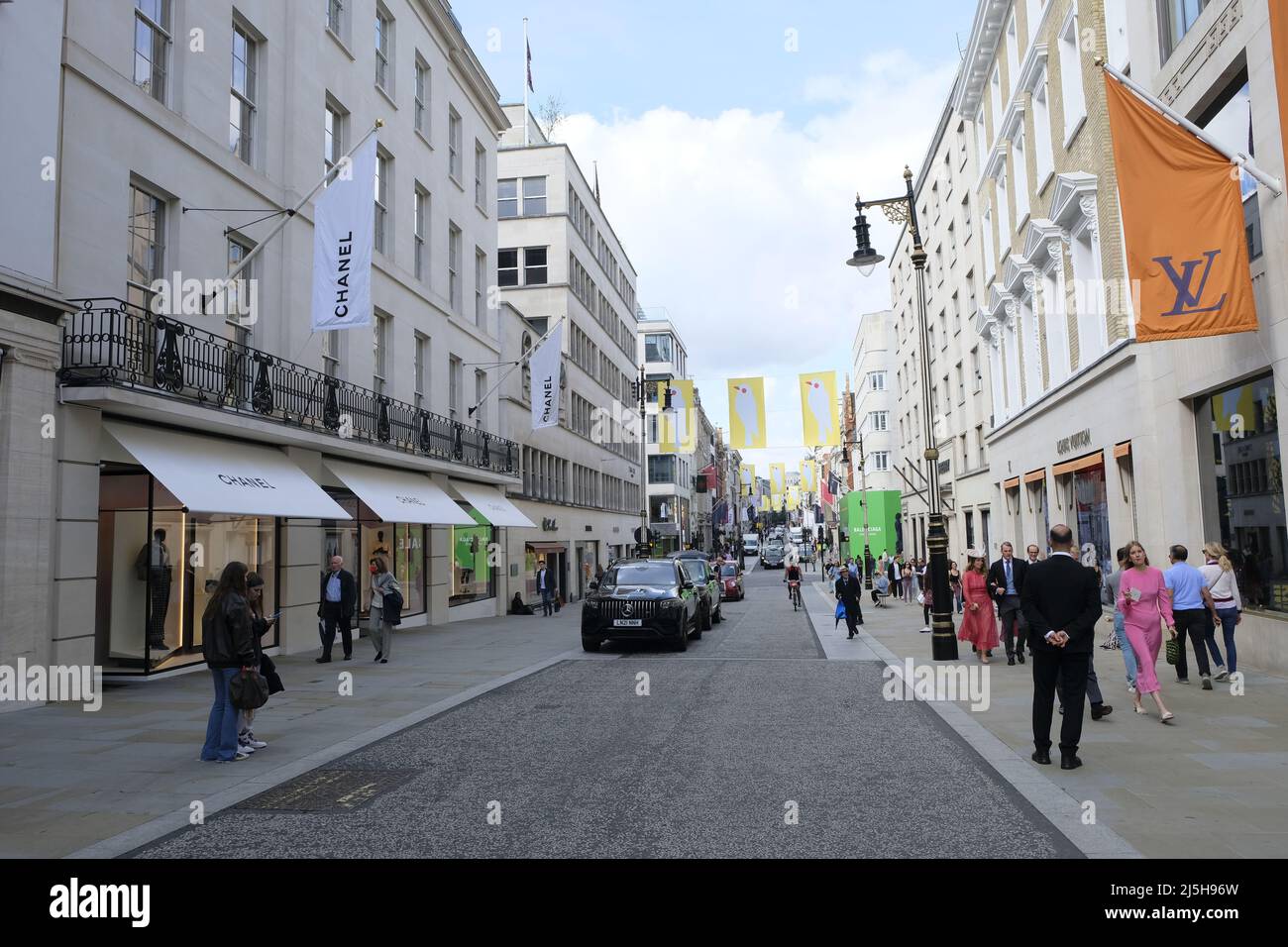 Londres, Reino Unido - septiembre de 2021: Fachadas de tiendas de lujo en New Bond Street en Londres Foto de stock