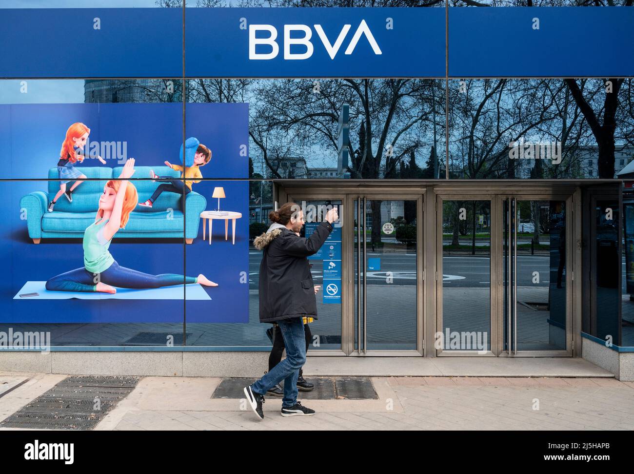 Madrid, España. 23rd de Abr de 2022. Los peatones pasan por el banco español Banco Bilbao Vizcaya Argentaria SA (BBVA). (Foto de Xavi Lopez/SOPA Images/Sipa USA) Crédito: SIPA USA/Alamy Live News Foto de stock