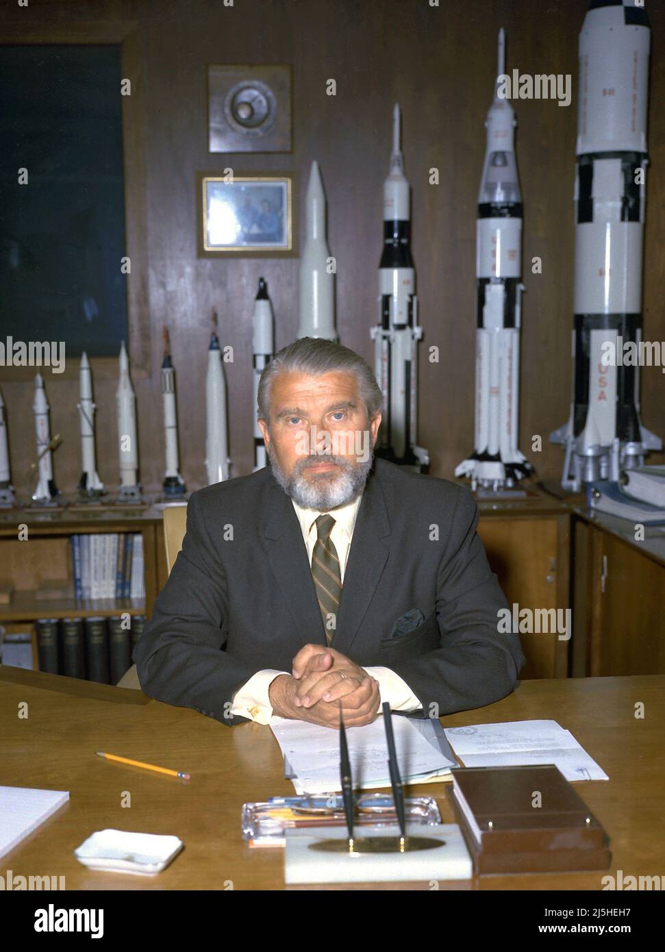 Wernher von Braun en su nueva oficina en la sede de la NASA en 1970 Foto de stock