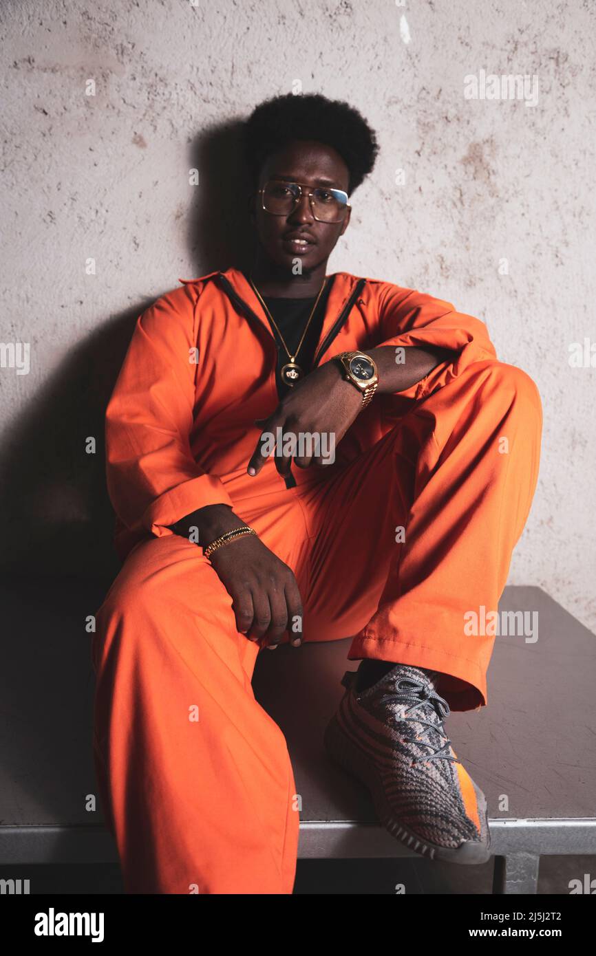 Fotos de Prisionero Mono Naranja Sobre Fondo Blanco - Imagen de © NewAfrica  #616149650