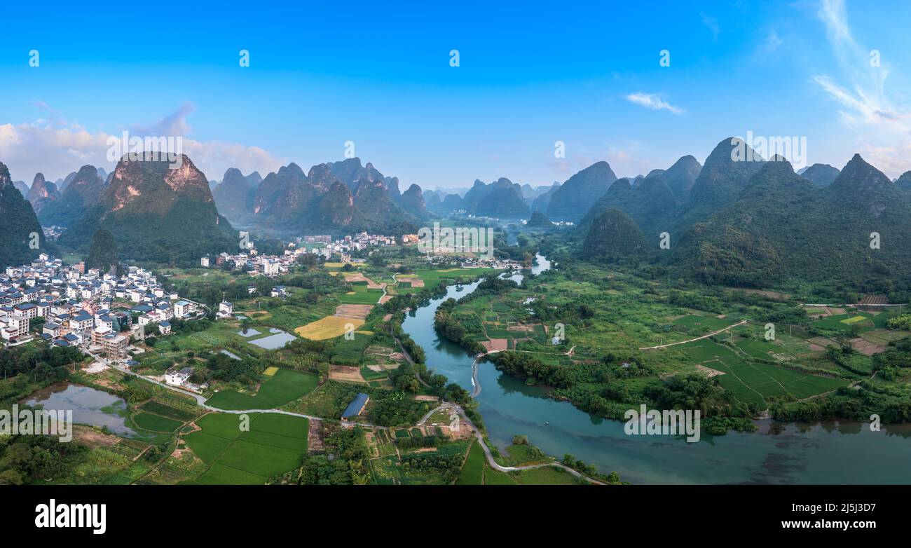 Vista aérea del hermoso paisaje natural de la montaña y del río en Guilin, China. Guilin es un complejo turístico mundialmente famoso. Aquí están los más extensamente dist Foto de stock