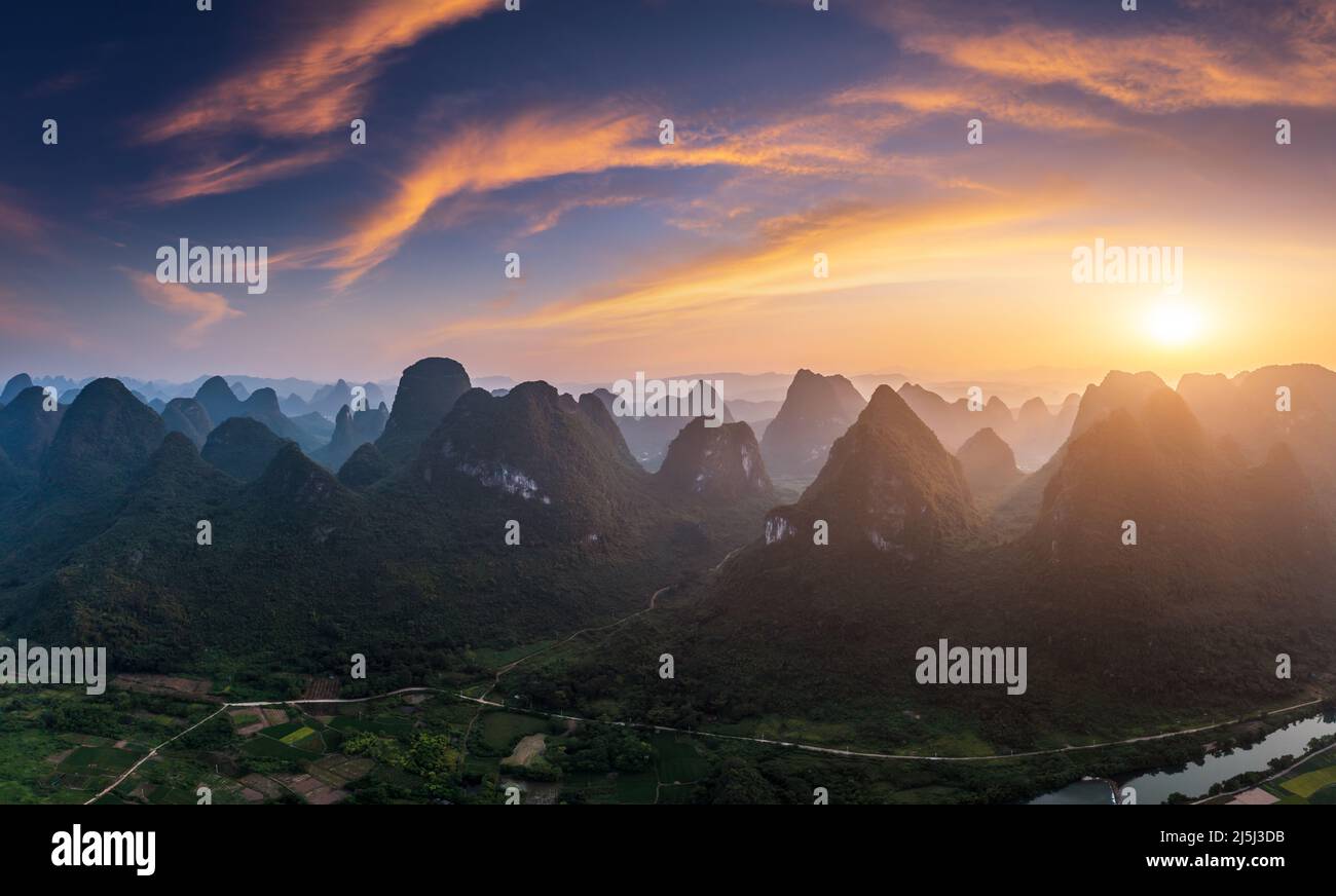 Vista aérea de verdes montañas y coloridas nubes al atardecer en Guilin, China. Foto de stock