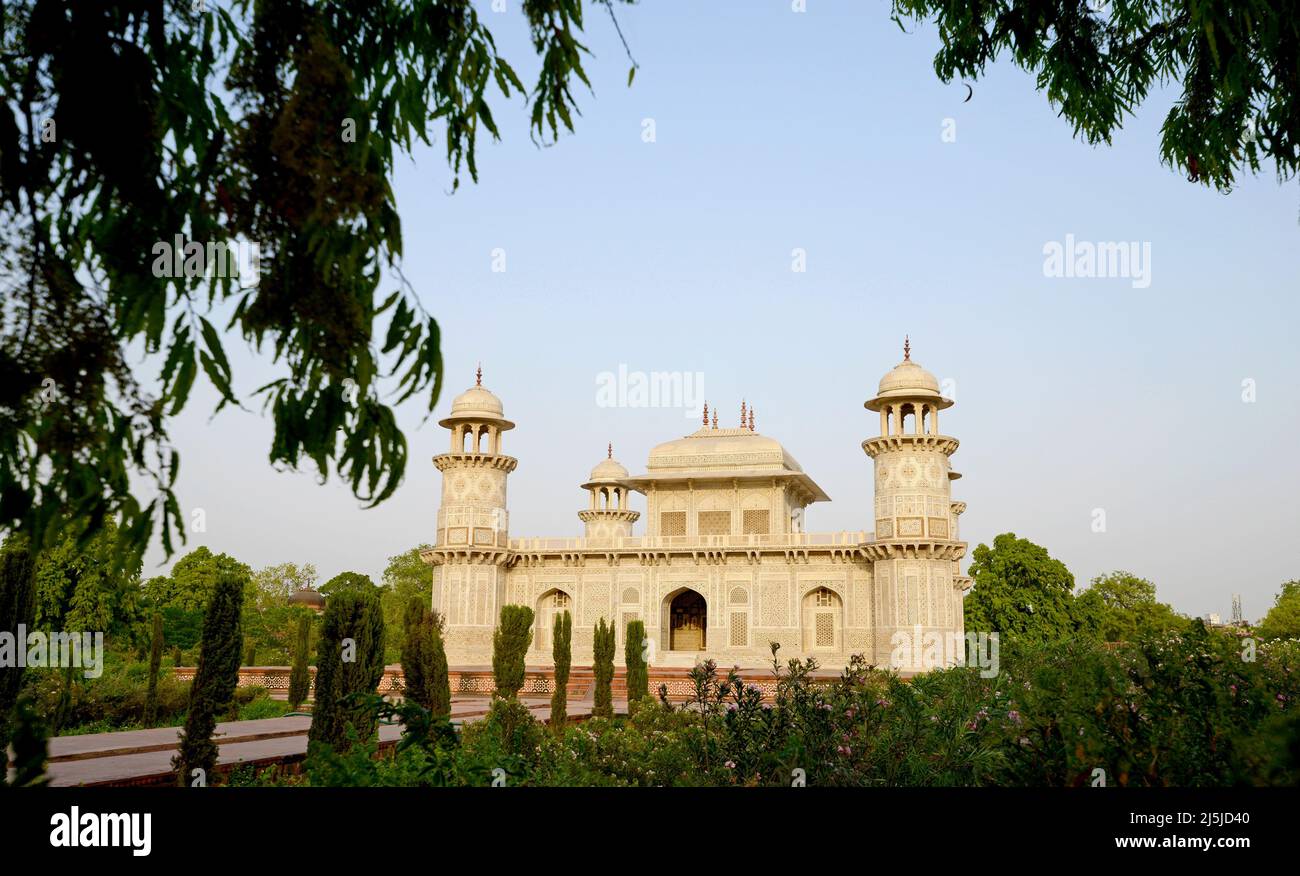 Tumba de Itimad-ud-Daulah Arquitectura Monumental Mughal – construida principalmente de arenisca roja con decoraciones de mármol Foto de stock