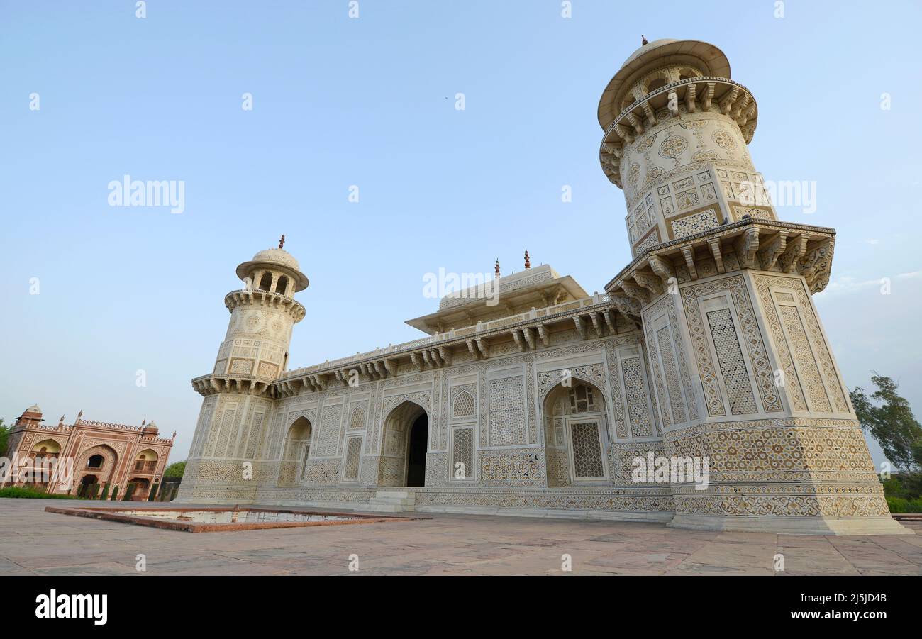 Tumba de Itimad-ud-Daulah Arquitectura Monumental Mughal – construida principalmente de arenisca roja con decoraciones de mármol Foto de stock