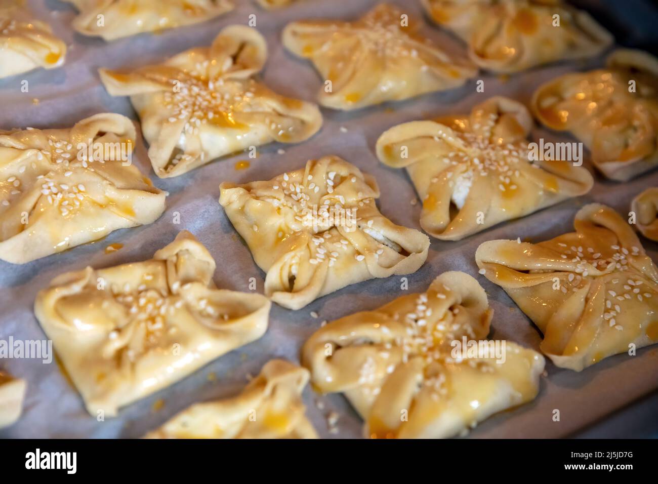 Kalitsounia tradicional Creta isla de Pascua, Grecia. Kaltsounia Cretán pasteles caseros en la sartén del horno listo para hornear, vista de cerca. Capricho de boda s Foto de stock