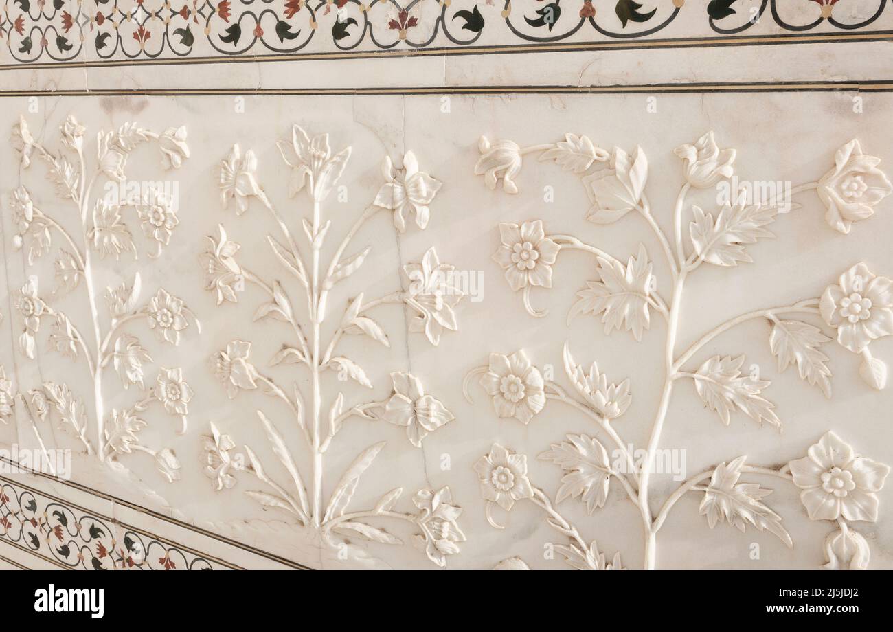 Motivos florales en la pared del Taj Mahal Foto de stock
