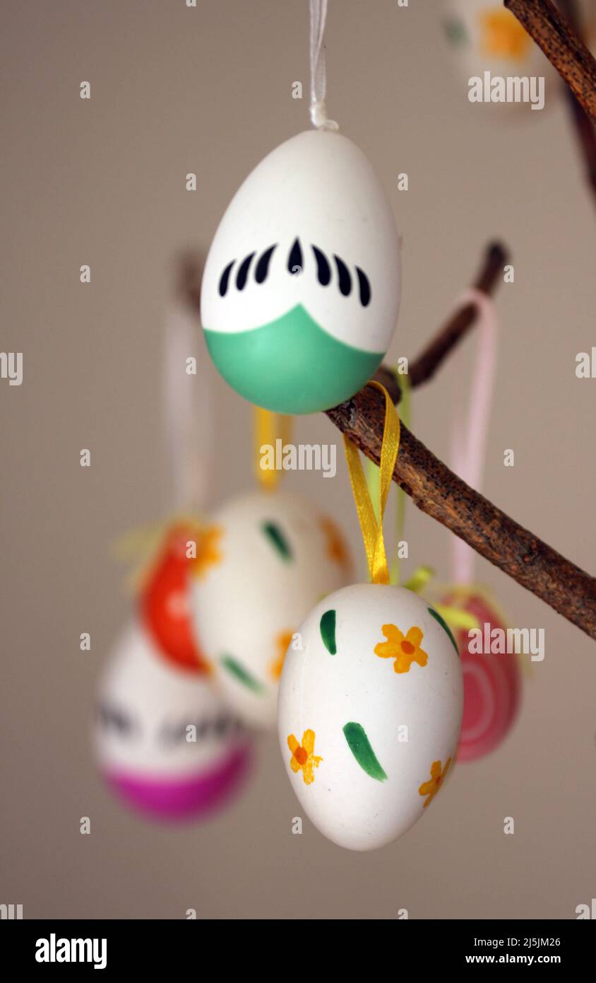 Huevos de Pascua exhibidos en la rama Foto de stock