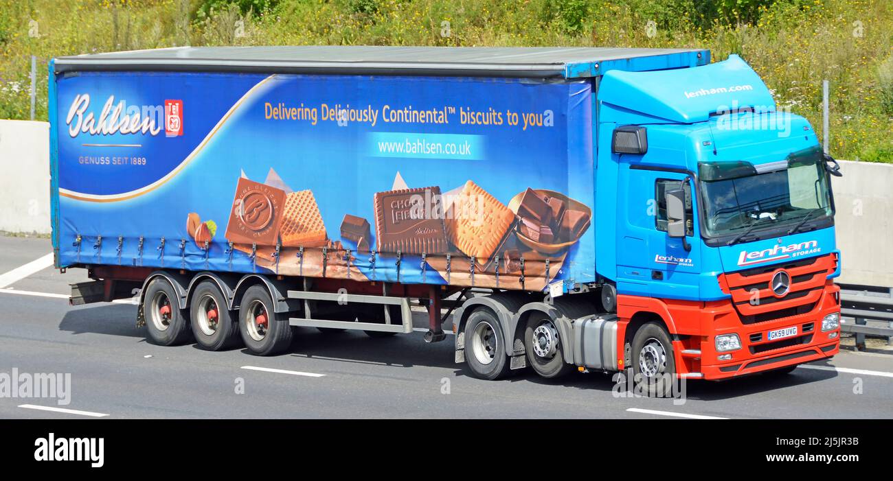Vista lateral y frontal Lenham negocio de transporte Mercedes camiones publicidad en el lado blando de curtainsider remolque para galletas Bahsen conducción en la carretera del Reino Unido Foto de stock