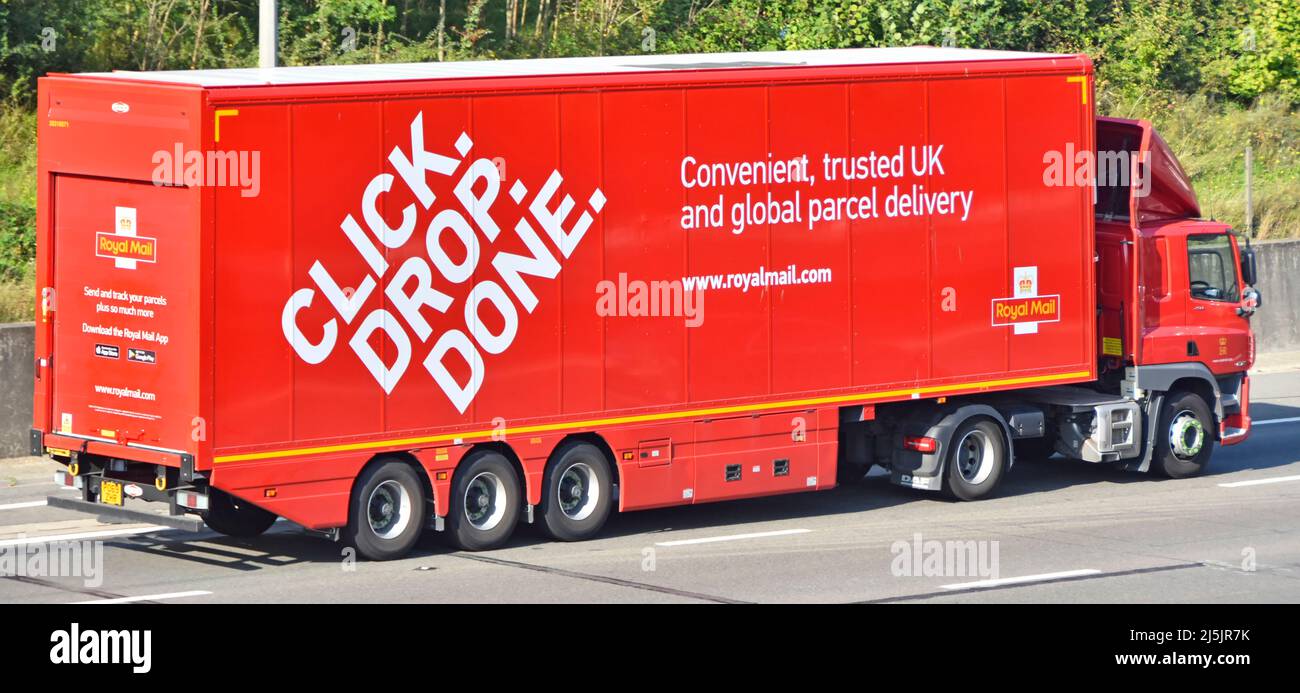 Vista posterior lateral del camión de Royal Mail rojo remolque articulado con eslogan publicitario Haga clic en Drop Hecho para la nueva herramienta de franqueo de paquetes en línea Inglaterra Reino Unido Foto de stock