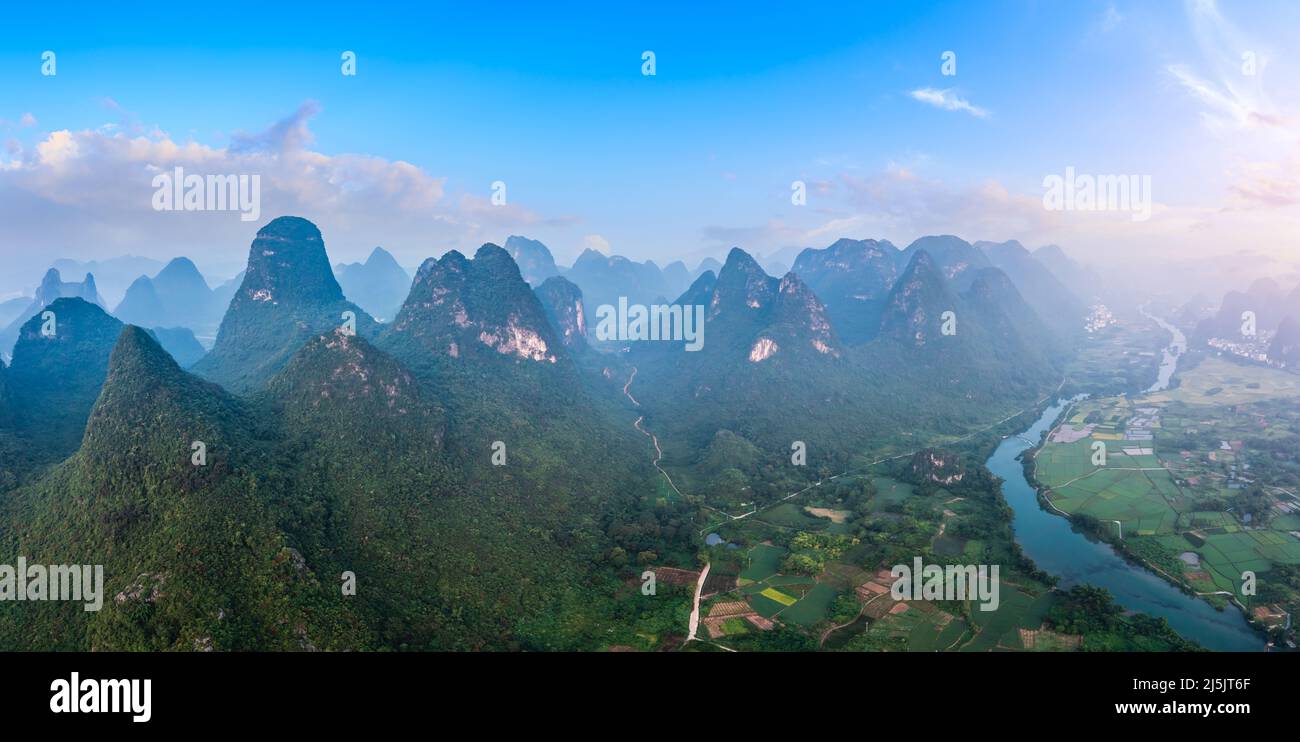 Vista aérea del hermoso paisaje natural de las montañas y el agua en Guilin, China. Guilin es un complejo turístico mundialmente famoso. Aquí están los más ampliamente distri Foto de stock