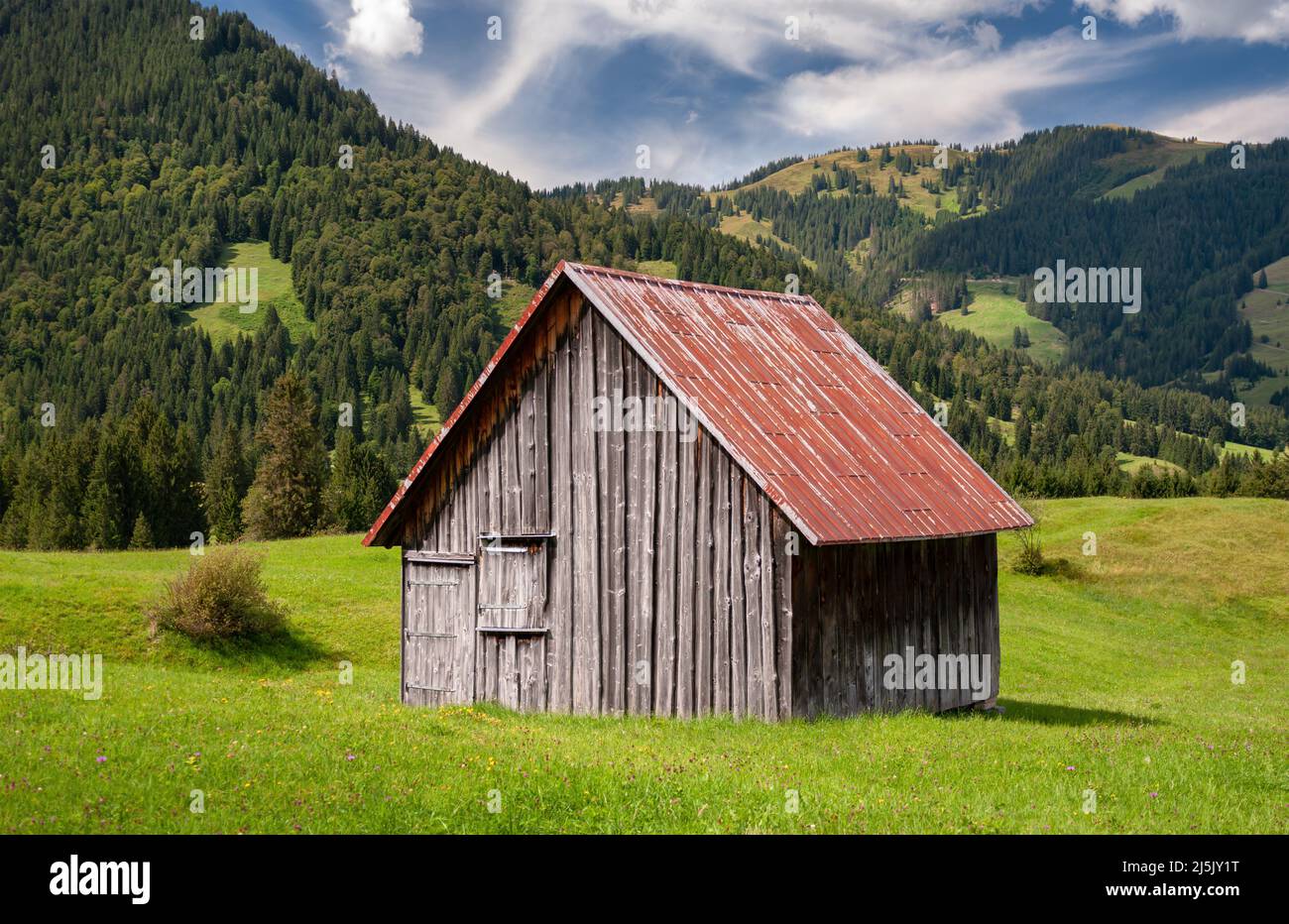 Antigua cabaña de madera Alpes Baviera Alemania Foto de stock