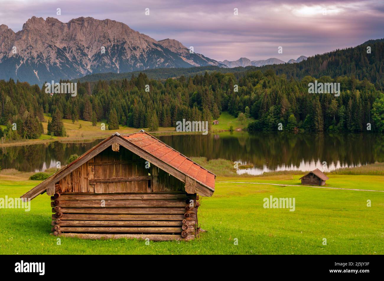 Antigua cabaña de madera Wagenbrüchsee Alpes Baviera Alemania Foto de stock