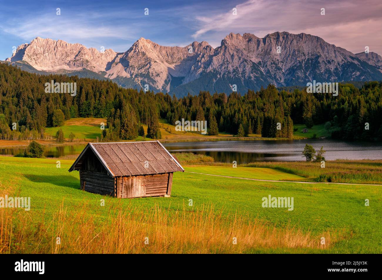 Antigua cabaña de madera Wagenbrüchsee Alpes Baviera Alemania Foto de stock