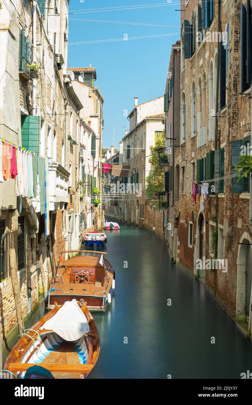 Pequeño canal y casas antiguas en Venecia Italia Foto de stock