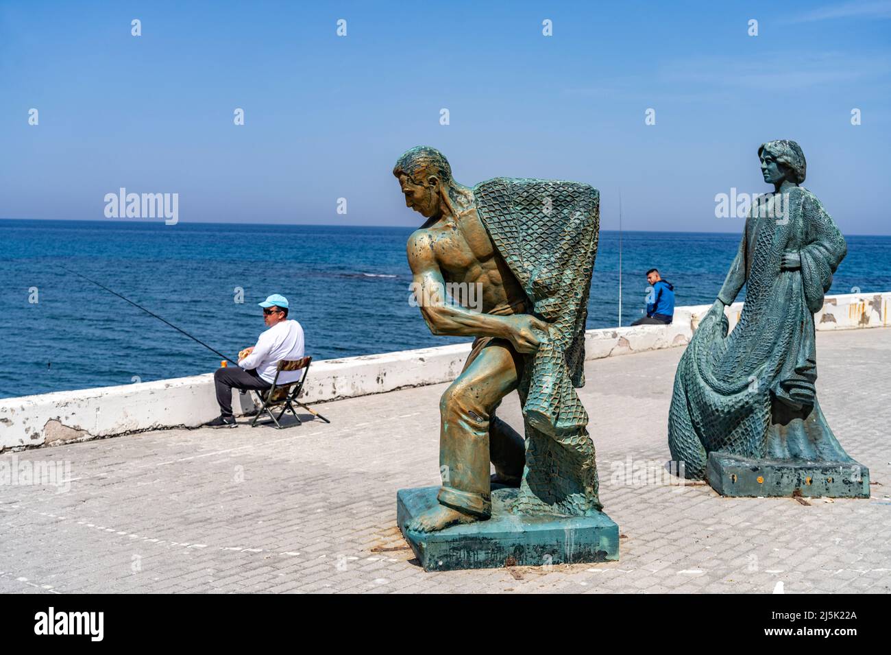 Skulptur Fischer an der Promenade in Kyrenia oder Girne, Türkische Republik Nordzypern, Europa | Escultura de pescadores en el paseo marítimo de Kyrenia or Foto de stock