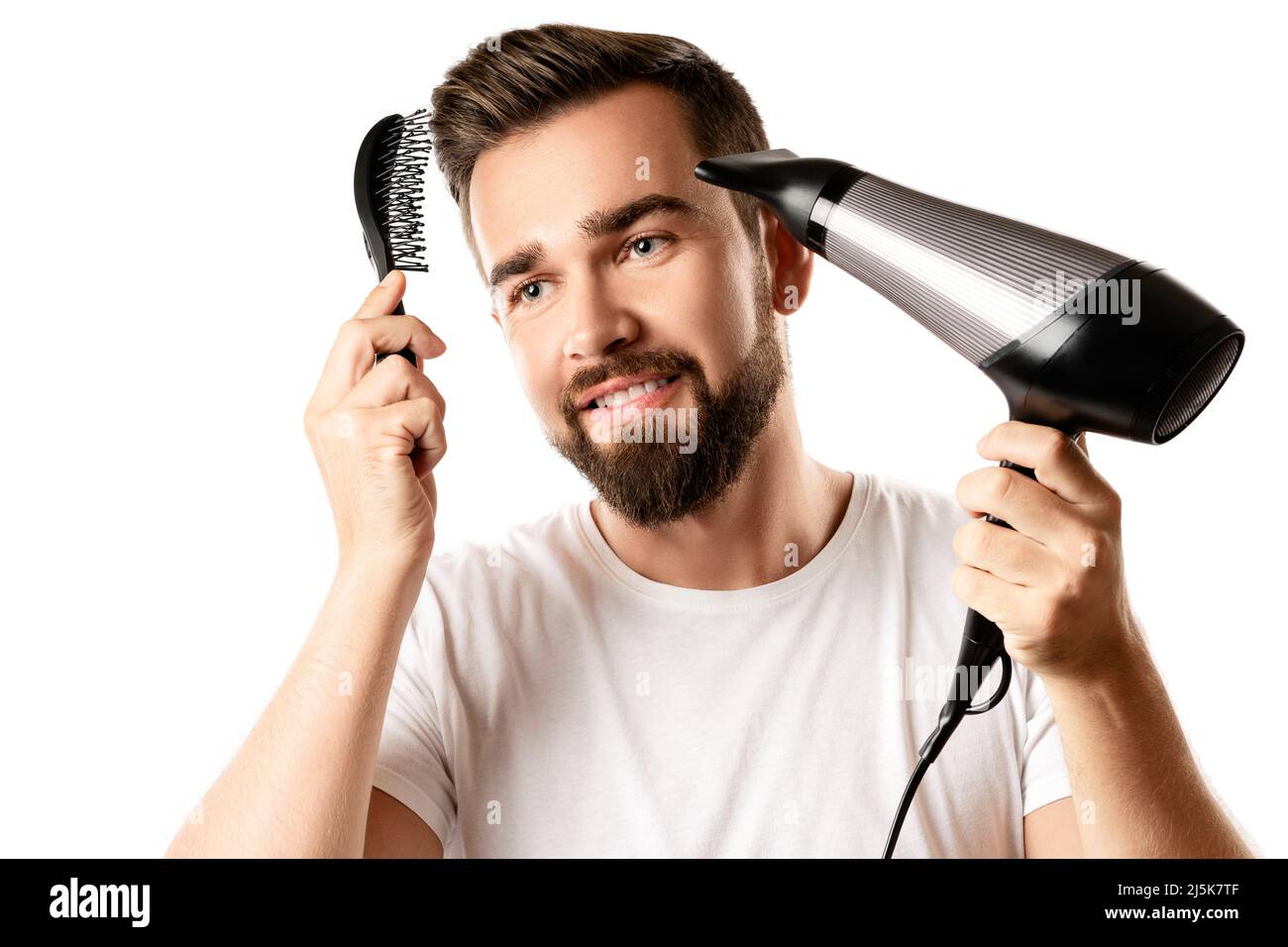 El hombre guapo está utilizando cepillo de pelo y secador de pelo para su  peinado sobre fondo blanco Fotografía de stock - Alamy