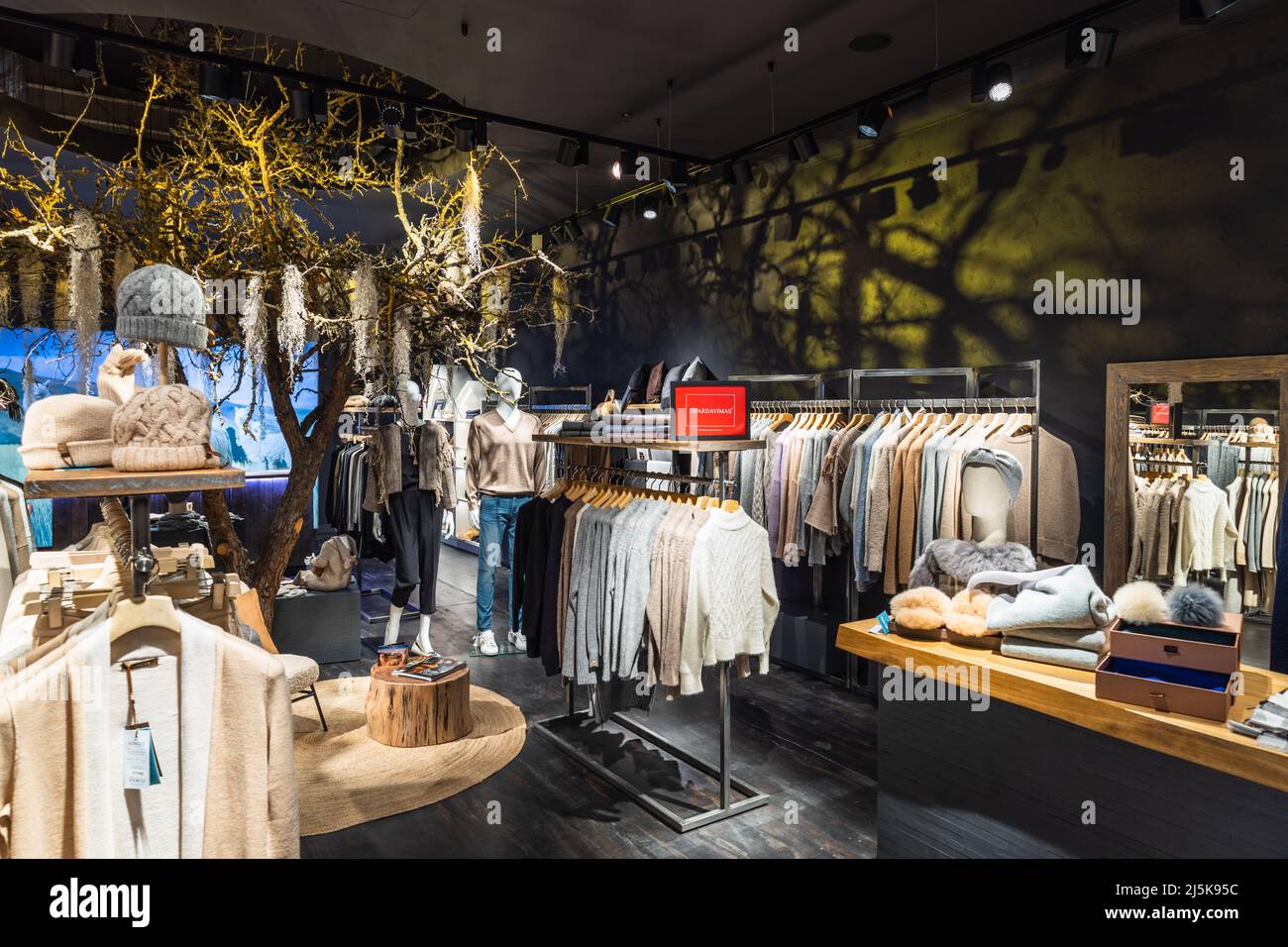 Centro comercial de lujo, tienda de ropa interior. Panorama, Vilna,  Lituania 10 de abril de 2022 Fotografía de stock - Alamy