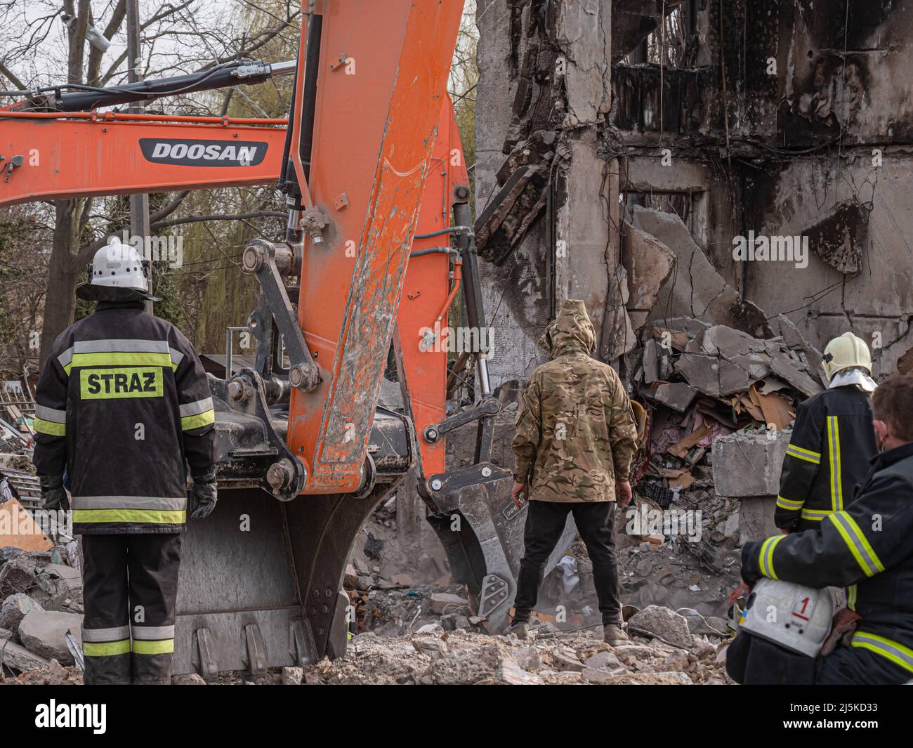 Borodyanka, Ucrania - Abril 2022: Búsqueda de obras de personas afectadas en las ruinas de un edificio de apartamentos. El equipo de rescate está buscando personas muertas bajo los escombros. Edificios destruidos después de los bombardeos. Foto de stock