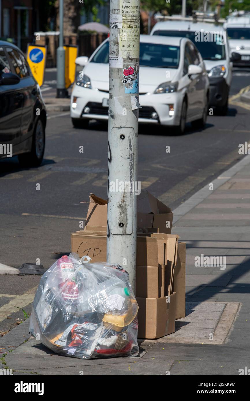 Cartón y reciclables en el día de la papelera en el pavimento en Peckham Foto de stock