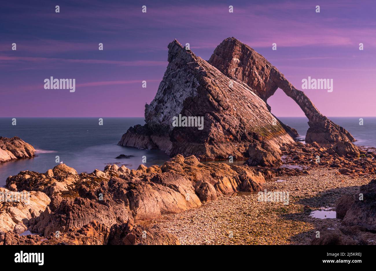 Arco Riddle Rock en la costa de Moray en Escocia Foto de stock