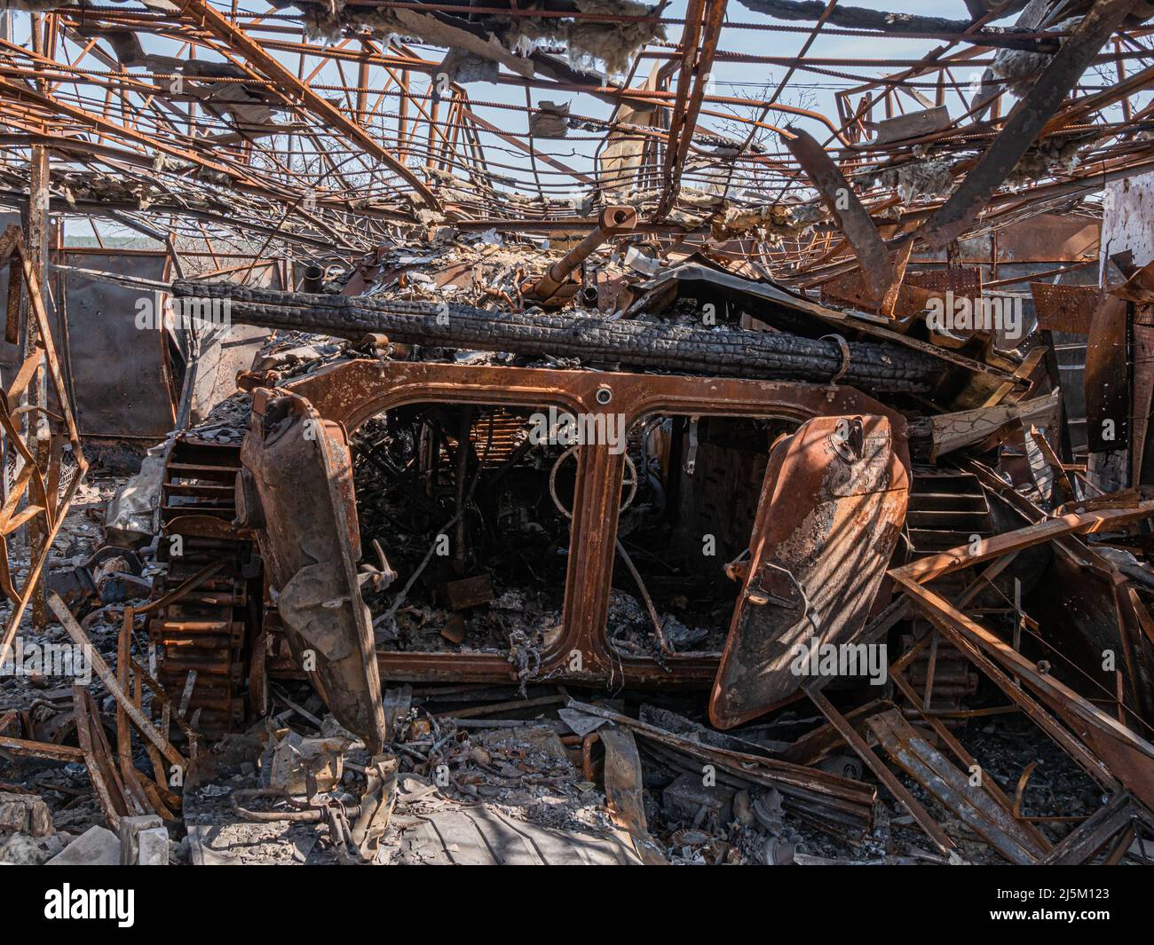 Borodyanka, Ucrania - abril de 2022: Equipo militar quemado y destruido en las calles de la aldea como resultado de un ataque de los invasores rusos. Detalles de un vehículo de combate de infantería rusa (BMP). Foto de stock