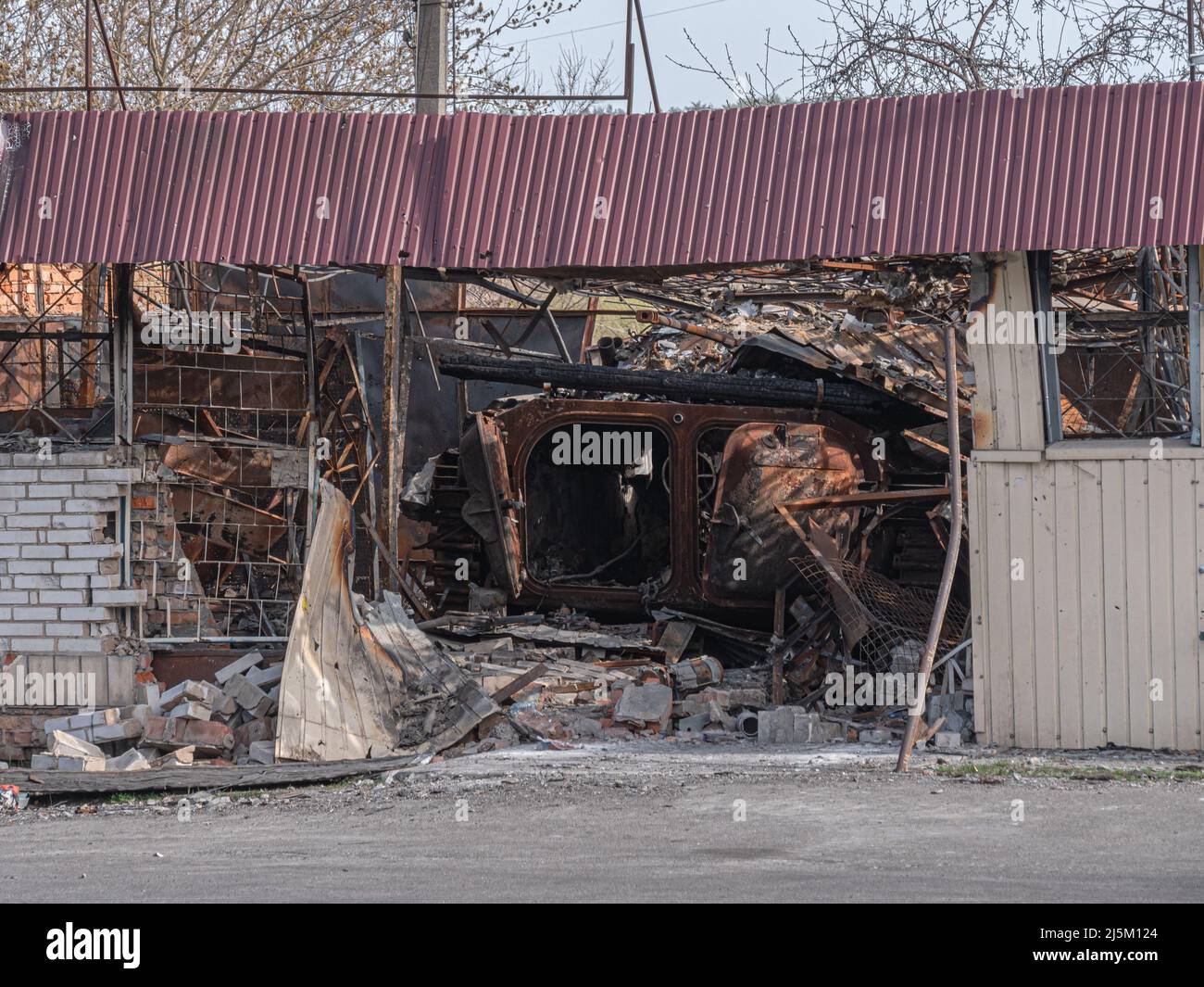 Equipo militar quemado y destruido en Ucrania. BMP ruso quemado por el ejército ucraniano. Tanques rotos y vehículos de combate de los invasores rusos en la aldea de Borodyanka, región de Kiev, Ucrania. Foto de stock