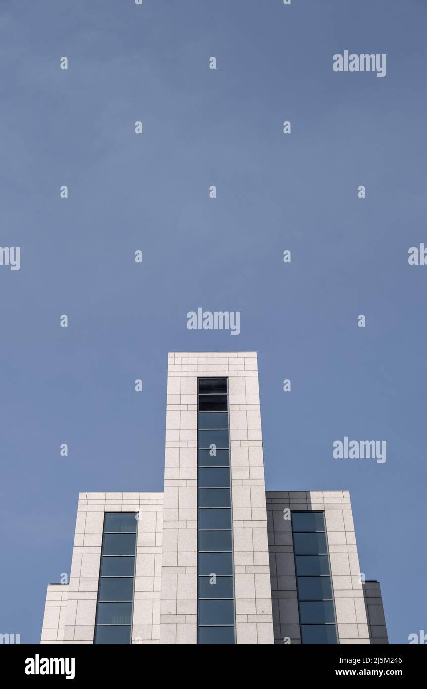 Imagen minimalista de un edificio corporativo del centro de la ciudad con espacio de copia Foto de stock