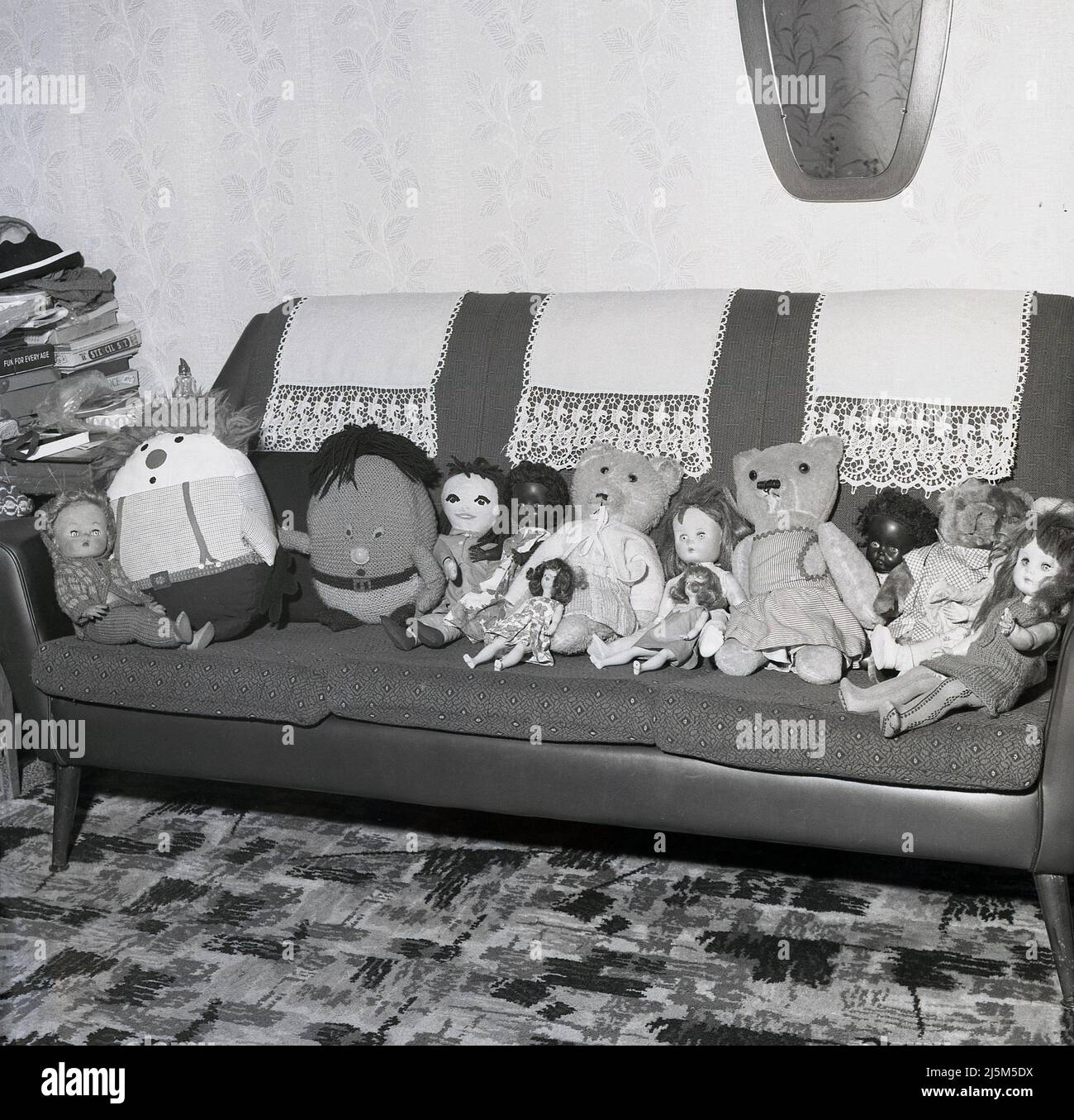 Collection dolls teddy bears fotografías e imágenes de alta resolución -  Alamy