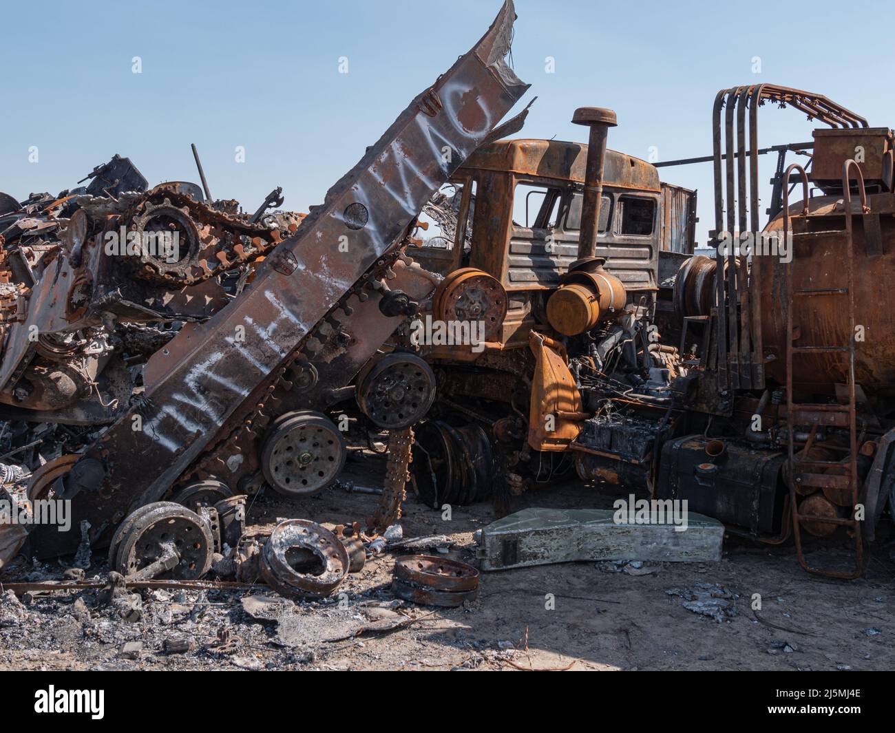 Bucha, Ucrania - 2022 de abril: Inscripción - Putin es fucker, en un tanque ruso destruido. Tanque ruso en el cementerio de equipo ruso en Ucrania. Camión de combustible ruso quemado. Guerra en Ucrania 2022. Foto de stock